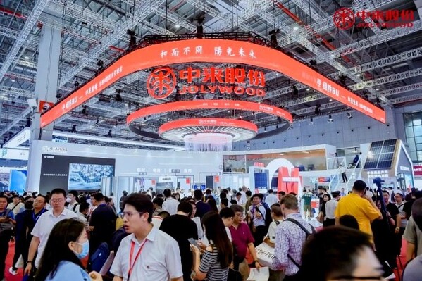 中来展台吸引了众多参观者 (prnewsfoto/中来股份)