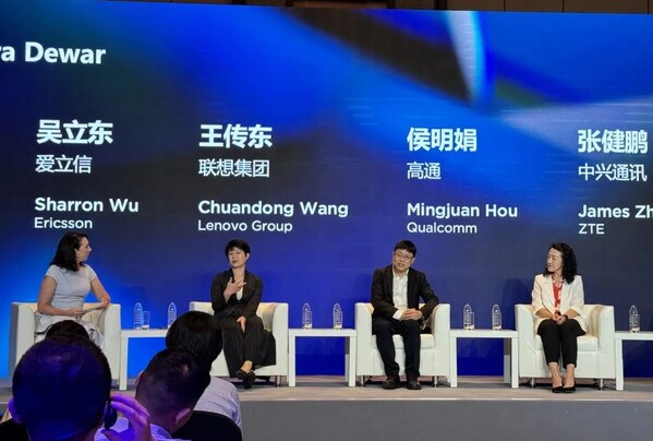 爱立信东北亚区副总裁吴立东（左二）在“5g商业：下一轮增长浪潮在哪里？”圆桌论坛分享了爱立信如何为运营商创造价值