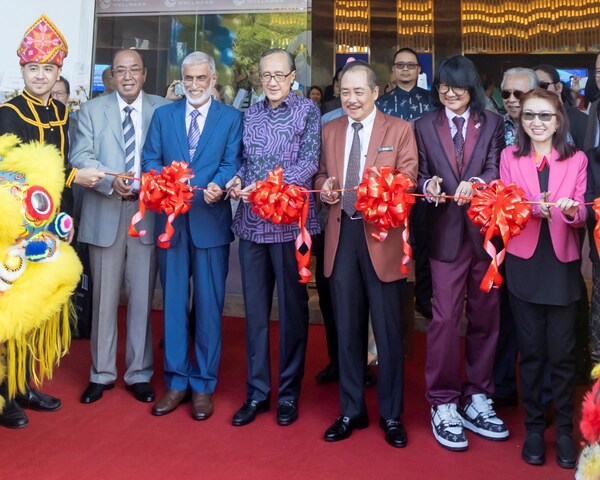 prof. dato’ sri dr. mike chan (second from right) at the ribbon cutting ceremony of the new european wellness premier center along with yab datuk seri panglima haji hajiji bin haji noor (middle), yb datuk seri panglima haji masidi manjun (third from left), h.e. dr. major general khalid abdulla mubarak albuainain almazrouie (second from left), and prof. dato’ sri dr. michelle wong (far right).