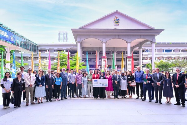 图1：参加local action for global goals旗帜游行的嘉宾、国际大使和学生