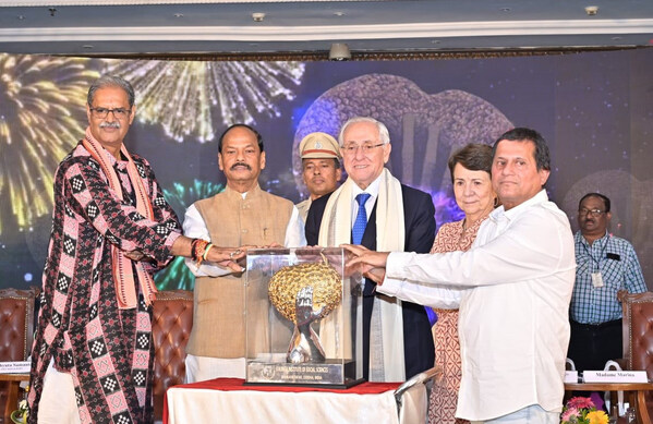 奥里萨邦州长raghubar das、奥里萨邦副首席部长k. v. singhdeo （左）和kiit & kiss创始人achyuta samanta博士（极右）于10月4日在奥里萨邦布巴内斯瓦尔向国际排球联合会（ fivb ）主席ary s. graça博士颁发着名的kiss人道主义奖。