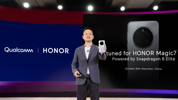 荣耀终端有限公司cmo郭锐手持magic7 pro灰色真机演讲展示 (prnewsfoto/honor)