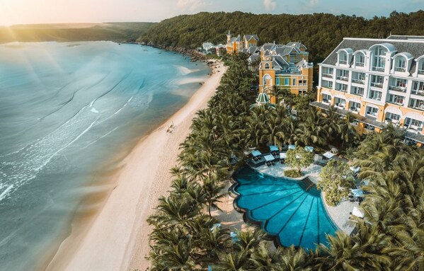 the exclusive ‘summer retreat’ offer at jw marriott phu quoc includes delightful dining and entertainment experiences for the whole family, promising a truly memorable getaway. (prnewsfoto/jw marriott phu quoc emerald bay resort & spa)